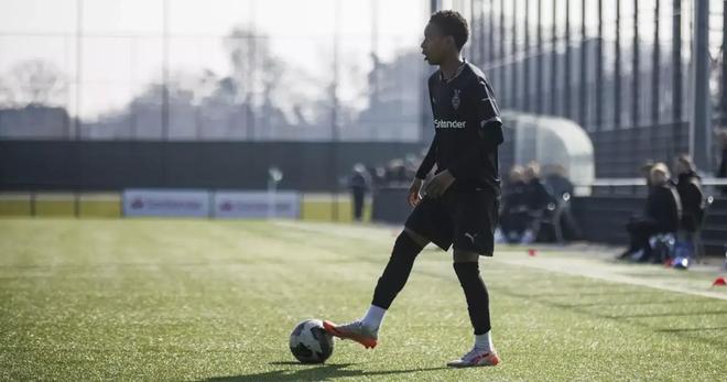 德媒：多特夏窗将签下门兴17岁边锋博巴，球员速度快盘带强