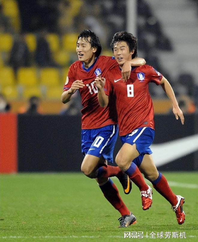 国米VS卡利亚里直播原创国米3-0大胜卡利亚里，夺冠只剩一步之遥？别急，裁判的哨子可能还没同意